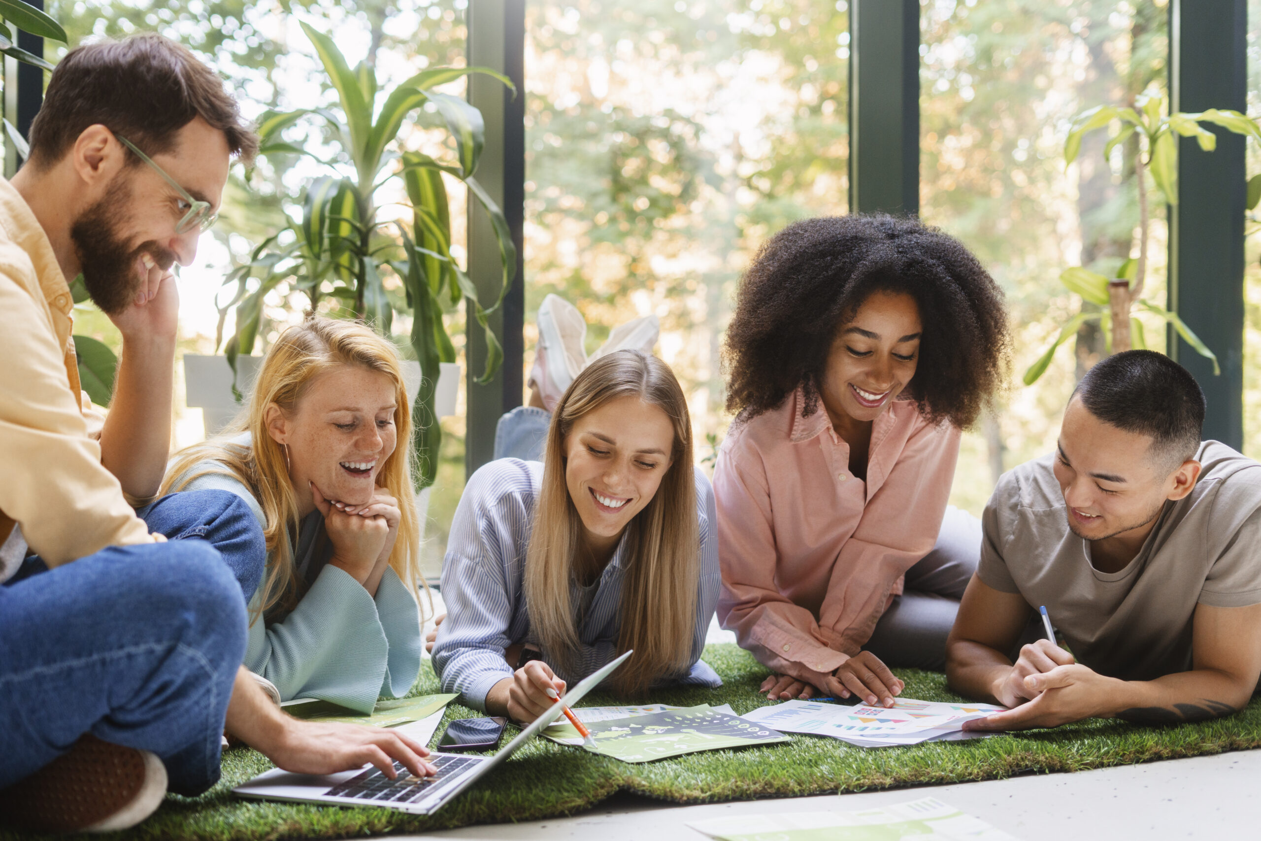 gente-trabajando-en-una-marca-tecnologica-juntos