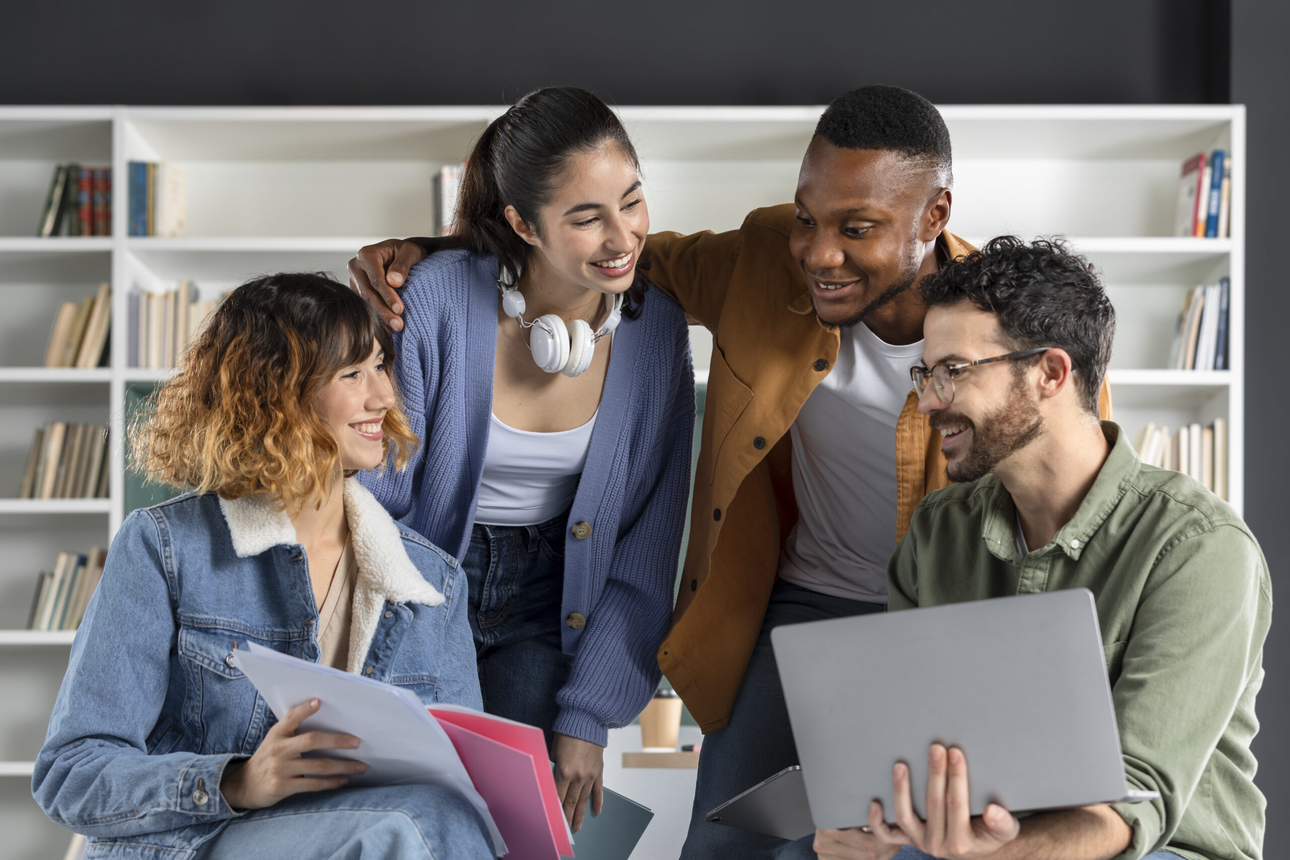 jovenes-colegas-que-estudian-desde-una-computadora-portatil-y-una-computadora-portatil-durante-la-sesion-de-estudio